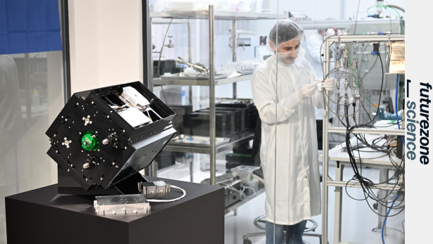 Ein Techniker im Reinraum arbeitet an einem kompakten Satellitenmodul von Beaconsat, dem österreichischen Militärsatelliten zur Ortung von GNSS-Störsendern.