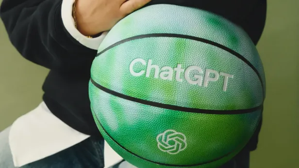 Frau mit "ChatGPT"-Basketball am Schoß