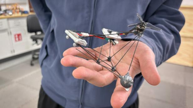 Die neue Drohne in einer Hand