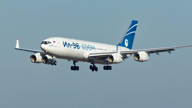 Il-96-400M im Flug mit ausgefahrenem Fahrwerk.
