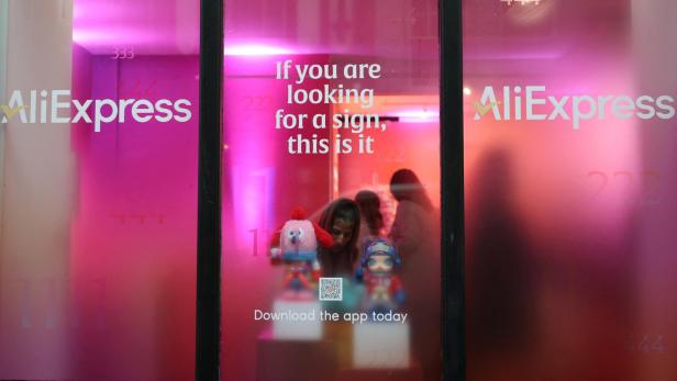 AliExpress-Werbefenster mit pinker Beleuchtung, Spruch „If you are looking for a sign, this is it“ und QR-Code.