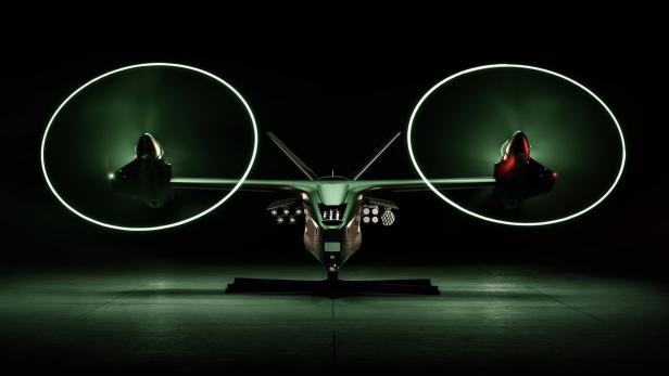 Modell eines unbemannten Kampfhubschraubers vor schwarzem Hintergrund