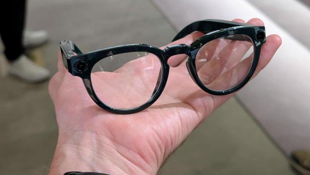 Samsung KI-Brille auf einer Hand