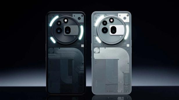 Zwei Nothing Phone-Smartphones in Schwarz und Grau mit markantem, kreisförmigem Kameramodul und leuchtenden Lichtelementen auf der Rückseite.
