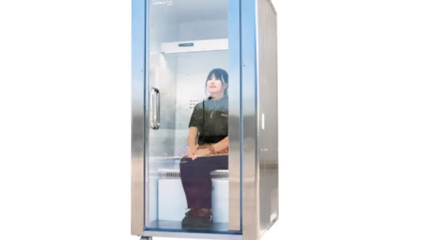 Mensch in gekühltem Schrank