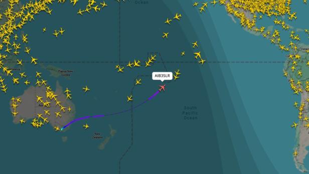 Flugverfolgungskarte mit AIB35LR über dem Pazifik.