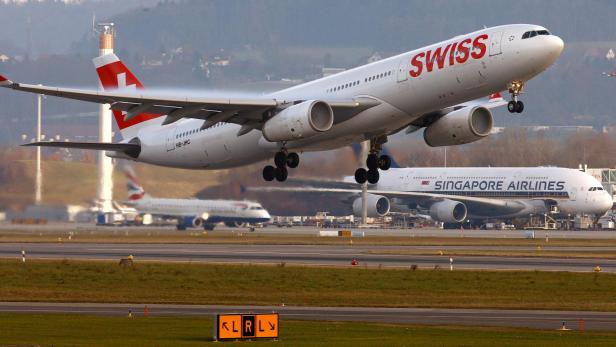 Ein Airbus A330 von Swiss startet in Zürich