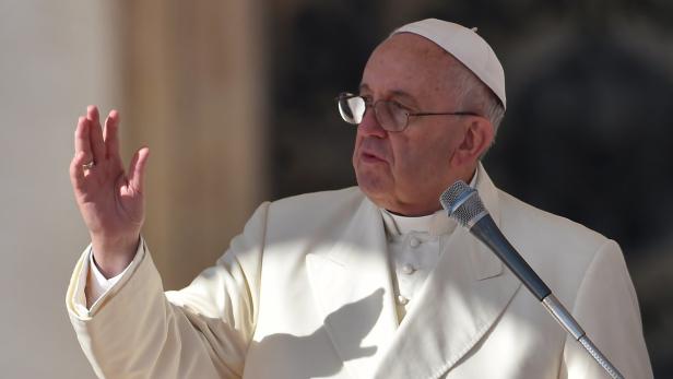Papst Franziskus plädiert gegen zu viel Smartphone-Verliebtheit