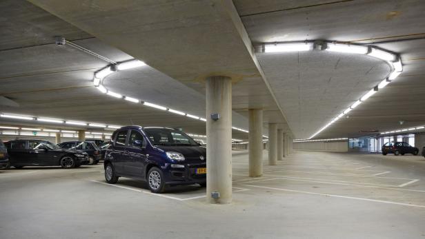 In der Parkgarage erkennt das Licht, wenn sich jemand nähert. Lichtmasten können künftig allerdings viel mehr: Per GPRS-Verbindung wird man seine Parkscheine darüber lösen können.