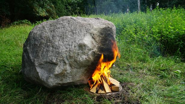 Das Kunstprojekt Keepalive ist ein Felsbrocken, der Survival-Tipps per WLAN gibt, wenn er erhitzt wird