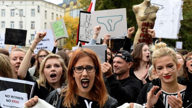 Polnische Frauen bei der Montagsdemonstration in Warschau