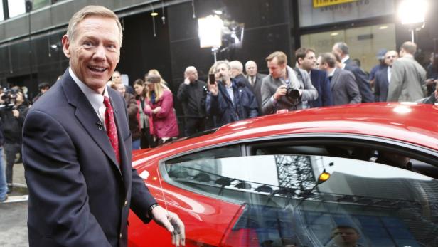 Ford-CEO Alan Mulally steigt in einen 2015er Ford Mustang ein