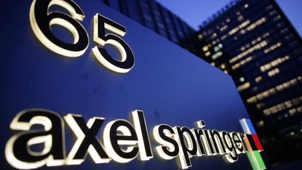 File photo of the logo of German publisher Axel Springer is pictured in front of the company&#039;s headquarters in Berlin March 6, 2007. German publisher Axel Springer agreed a 920 million euros ($1.22 billion) deal to sell its regional newspapers as well as its TV programme guides and women&#039;s magazines to German group Funke Mediengruppe, July 25, 2013. Axel Springer, which publishes Germany&#039;s top-selling daily &quot;Bild&quot;, has been focusing on expanding its online activities, having been one of the first German companies to make a move into digital media and away from print. REUTERS/Hannibal Hanschke/files (GERMANY - Tags: MEDIA BUSINESS LOGO)