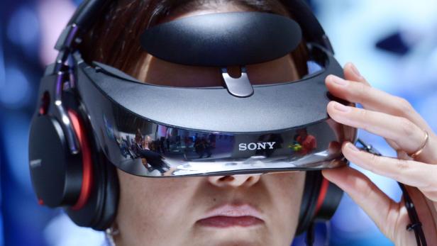 Volle Konzentration beim Testen des Virtual-Reality-Headsets von Sony.