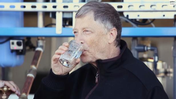 Bill Gates trinkt Wasser, das in einem Janicki Omniprozessor aus Fäkalien gefiltert wurde