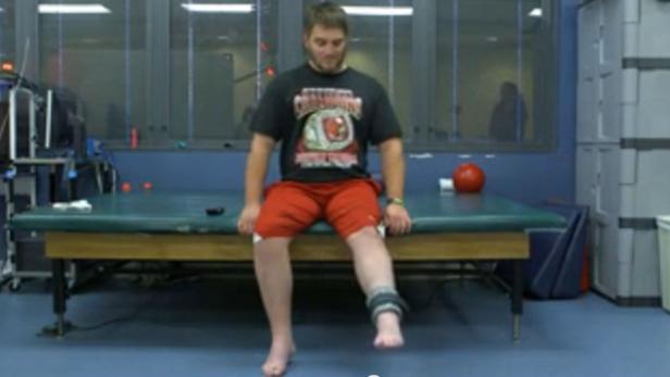 Ein querschnittsgelähmter Patient bewegt sein Bein