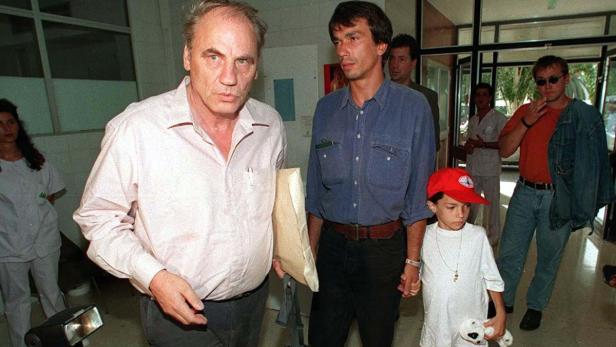 Der &quot;Wunderheiler&quot; Ryke Geerd Hamer (L) mit Olivia Pilhar (R) und deren Vater Helmut im Juli 1995