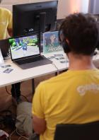 Eine Person spielt das Spiel „Herdle“ auf einem Laptop.