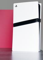 Eine weiße PlayStation 5 Konsole steht neben einer pinkfarbenen Abdeckung.