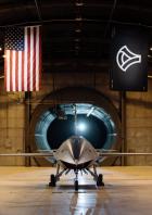 Ein unbemanntes Flugzeug steht in einem Hangar unter der US-Flagge.