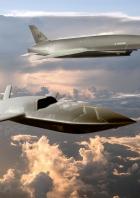 Zwei unbemannte Anduril-Drohnen fliegen über Wolken.