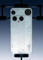 Das „Nothing Phone 3“ wird in einer Studioaufnahme präsentiert.