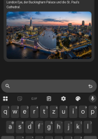 Die Tower Bridge und die Skyline von London bei Dämmerung.