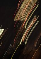 Abstrakte Darstellung von Lichtspuren in der Nacht.