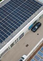 Auf den Dächern eines Gebäudes sind Photovoltaikanlagen installiert.