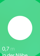 Ein iPhone-Bildschirm zeigt die Suche nach einem AirTag in der Nähe an.