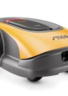 Ein gelb-grauer Rasenmähroboter der Marke Stiga auf einem weißen Hintergrund.