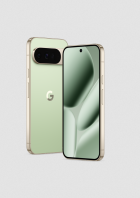 Zwei Google Pixel 10 Pro Smartphones in Grün und Gold stehen vor einem hellen Hintergrund.