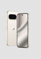 Zwei Google Pixel Smartphones in Gold stehen vor einem hellen Hintergrund.