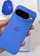 Ein blaues Google Pixel Smartphone wird in der Hand gehalten.