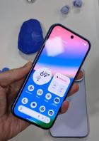 Ein Google Pixel-Smartphone wird in der Hand gehalten und zeigt den Startbildschirm.