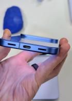 Ein blaues Google Pixel Smartphone wird in der Hand gehalten.