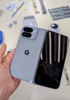 Ein Google Pixel Fold Smartphone wird in einer Hand gehalten.