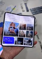 Eine Person hält ein Google Pixel Fold mit der futurezone.at Webseite in der Hand.