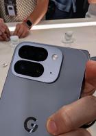 Ein Google Pixel 10 Pro Fold wird präsentiert.