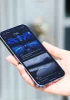 Ein Smartphone mit der Webseite Futurezone in einer Hand.