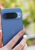 Eine Frau hält ein blaues Google Pixel Smartphone in der Hand.