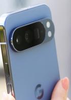 Nahaufnahme eines blauen Pixel-Smartphones mit markanter Kameraleiste.