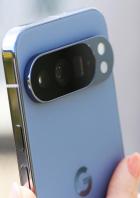 Nahaufnahme eines blauen Pixel-Smartphones mit markanter Kameraleiste.