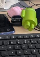 Ein Schreibtisch mit zwei Smartphones, einer Tastatur und einer Android-Figur.