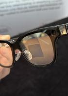 Eine Hand hält die „Rokid“-Brille.