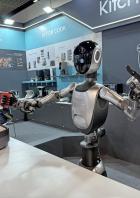 Der Küchenroboter Robbyant hält einen Topf in seinen Händen.