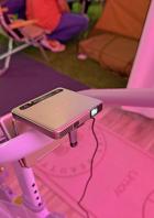 Ein Aurzen ZIP Mini-Beamer steht auf einem Trainingsgerät.