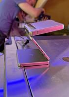 Der Aurzen ZIP Mini-Beamer steht auf einem Tisch.