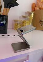 Der Aurzen ZIP Mini-Beamer steht auf einer Küchentheke.