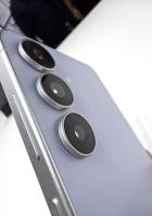 Nahaufnahme der drei Kameras eines Samsung Galaxy S25 FE.